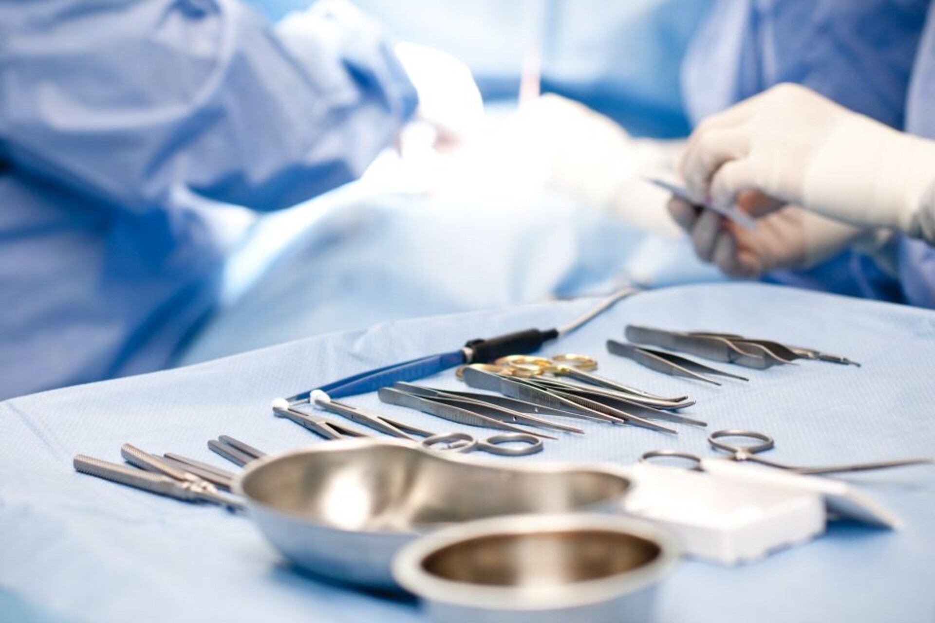 Kapselfibrose: Blick in Operationssaal mit OP-Besteck