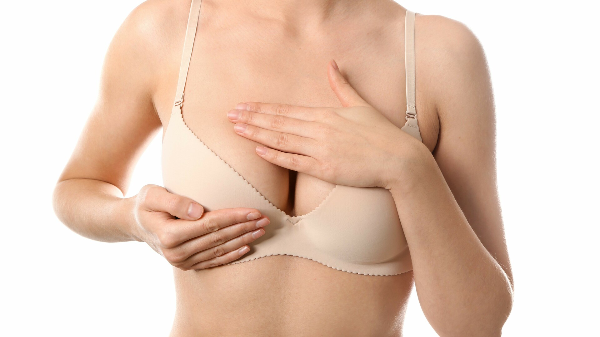 Frau betreibt Nachsorge bei der Brustvergrößerung