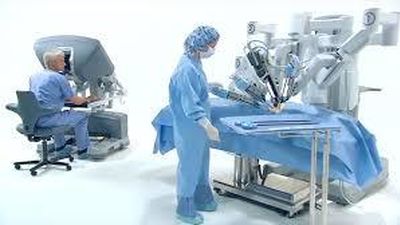 Mensch oder Maschine? Da-Vinci-Roboter bringt keinen Vorteil.